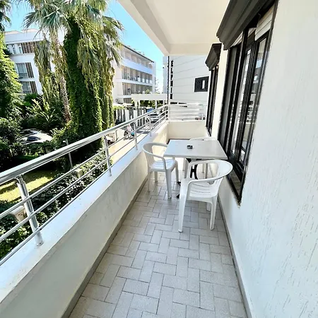 Delphin 2* Side
